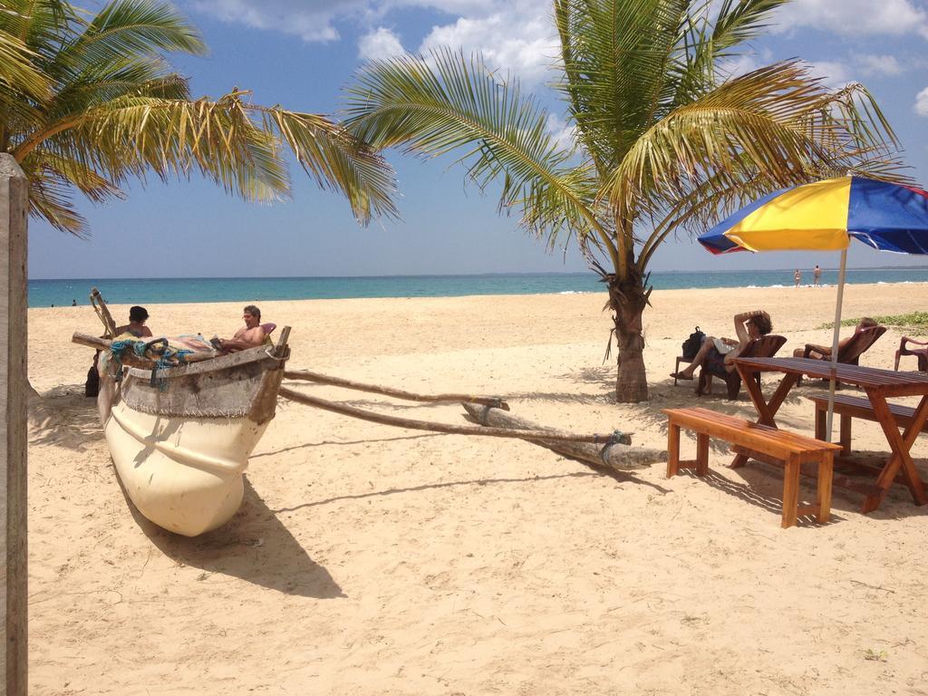 Aqua Marine Beach Resort Pasikuda Exterior photo