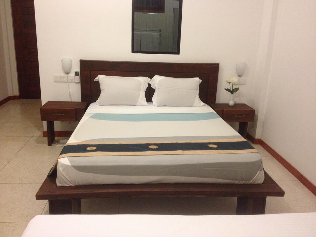Aqua Marine Beach Resort Pasikuda Exterior photo