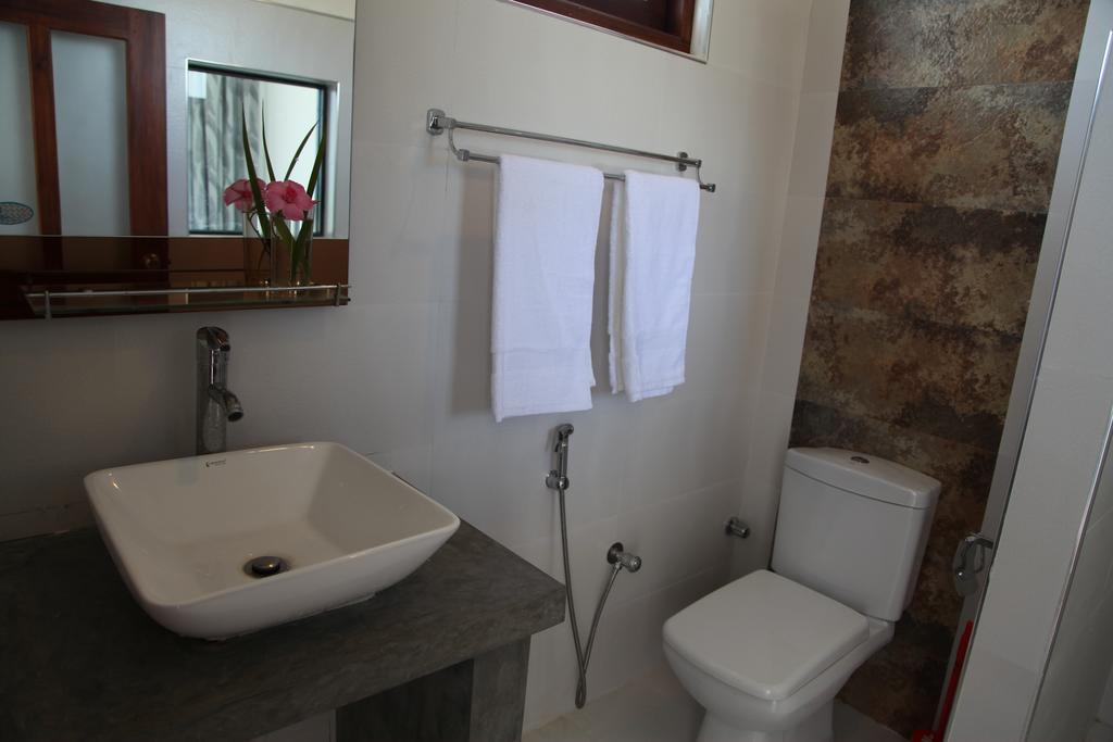 Aqua Marine Beach Resort Pasikuda Room photo